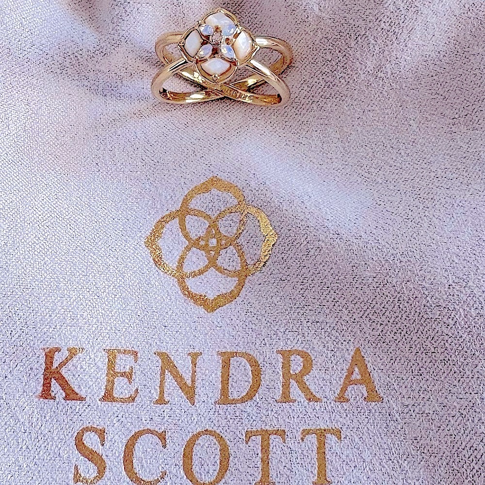 Kendra Scott:Dira Ring. Gold Double Band,
Mother of Pearl/Champagne Opal Crystal